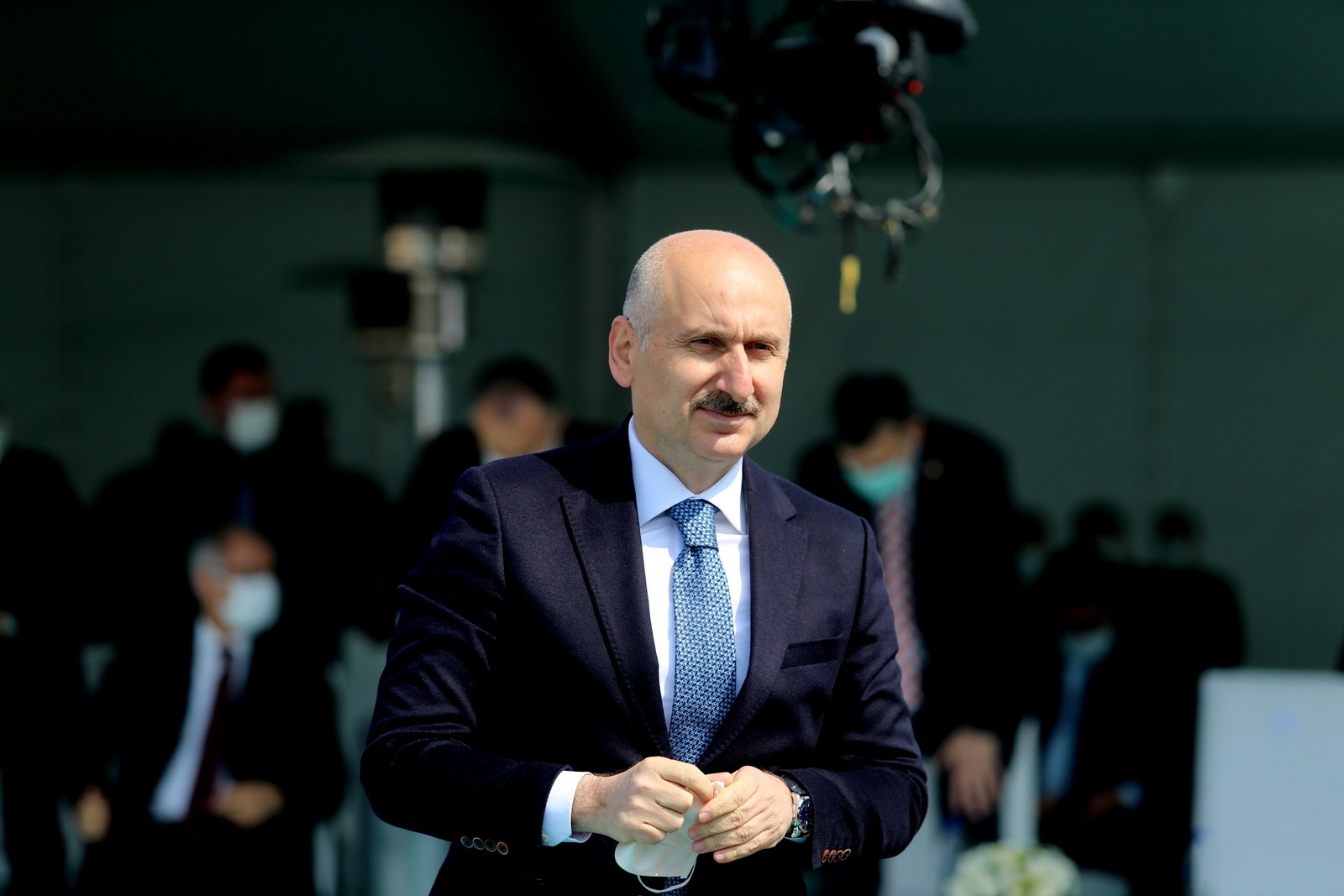 bakan karai̇smai̇loğlu, bursa şehi̇r hastanesi̇ metro hattinin temeli̇ni̇ atti ulaştirma ve altyapi bakani adi̇l karai̇smai̇loğlu: "peki̇n'den londra'ya uzanan demi̇r i̇pek yolu'nun en strateji̇k bağlanti noktasi olduk" "orta kori̇dor'u etki̇n kullanabi̇li̇rsek, halen yillik 710 mi̇lyar dolar tutarinda olan avrupa-çi̇n ti̇caret trafi̇ği̇nde söz sahi̇bi̇ olacağiz" "1915 çanakkale köprüsü'nü de 18 mart 2022 de açarak, bölgemi̇zi̇ yükselen avrasya ve afri̇ka coğrafyasinin ti̇cari̇ kavşak noktasi hali̇ne geti̇rmi̇ş olacağiz"