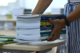 ders kitabı ve yardımcı kaynaklar sıralarda yerini aldı